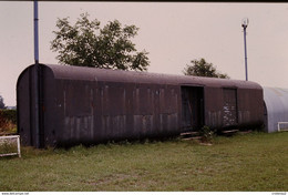 Photo Diapo Diapositive Train Caisse D'ancien Wagon Mixte Fourgon Voyageurs à Nevers Le 26/06/1992 VOIR ZOOM - Diapositives (slides)