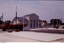 Photo Diapo Diapositive Train Gare De SALBRIS Travaux Parking Le 16/06/1992 Camion Berliet Ancien Citroën BX VOIR ZOOM - Diapositives (slides)