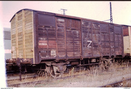 Photo Diapo Diapositive Slide Train Locomotive Wagon Couvert Classé Z à BEZIERS Le 18/11/1992 VOIR ZOOM - Diapositives (slides)