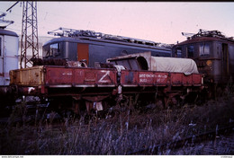 Photo Diapo Diapositive Train Wagon Plat Classé Z Devant Locomotive Electrique SNCF BB 302 à BEZIERS En 1992 VOIR ZOOM - Diapositives (slides)