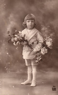 16152 Carte Postale  JEUNE ENFANT   Portant Un Bouquet De Fleurs   (  2 Scans ) - Babies