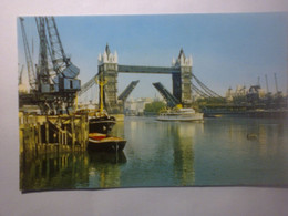 Transport - Bateaux Barque - Grues - Pont Londres - Tower Bridge London - - River Thames