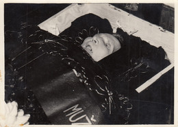 Funeral Post Mortem Dead Woman Corpse In Open Coffin Casket - Funerales