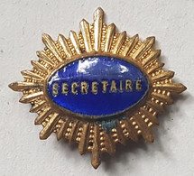 BROCHE - SECRETAIRE - ADMINISTRATION - SOCIETE - EMAILLEE - SUR METAL - DECOR RAYONNANT DORE - DIMENSIONS : 30 X 30 Mm - Otros & Sin Clasificación