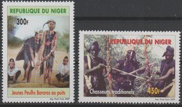 Niger 2009 Mi. 2010 / 2011 Jeunes Peulhs Bororos Au Puits Chasseurs Traditionnels Hunting Jagd Chasse MNH ** 2 Val. - Níger (1960-...)