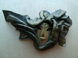 Broc-314 Broche Ancienne Peu Courante Représentant Un Visage Féminin Métal Doré Dans Un Drapé Façon Cuir - Sonstige & Ohne Zuordnung