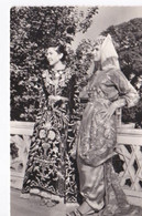 Turquie 2 Femmes Vêtues En Sultanes Près Du Kiosque De Bagdad Palais De Topkapi Istanbul - Femmes
