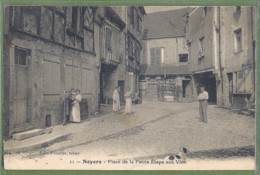 CPA - YONNE - NOYERS - PLACE DE LA PETITE ETAPE AUX VINS - Animation - édition Frontier / 11 - Noyers Sur Serein