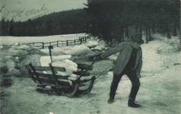 CPA Homme Tirant Dans La Neige Une Luge Remplie De Glace - Metier - Andere & Zonder Classificatie