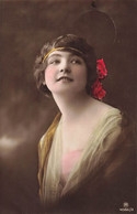 CPA Fantaisie - Femme Avec Un Bandeau Fleuri - Fleurs Rouges - Women