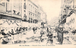 La Flèche     72      Grande Rue   Jour De Procession       ( Voir Scan ) - La Fleche