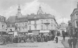 La Flèche     72      Place  Henry IV .  Jour De Marché     N° 105      ( Voir Scan ) - La Fleche