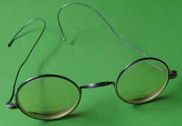 Ancienne Paire De LUNETTES Ronde Et Branches Réglables - Verres Correcteurs - Etat D'usage - Vers 1940 - Toebehoren