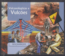 G12. Mozambique MNH 2012 Flora - Research Of Volcanoes - Minéraux