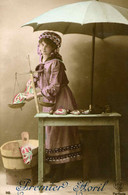 Femme, Vendeuse De Poisson Sous Un Parapluie - Mode