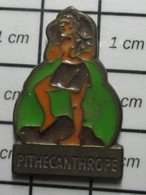 510E Pin's Pins / Beau Et Rare / AUTRES / HOMME DES CAVERNES CHASSEUR CUEILLEUR Pithecanthrope - Automobilismo - F1