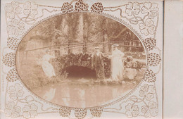 Carte Photo Montage Paysage-Pont Cours D'eau Fictif Jeune Femme Chapeau MODE-Photo Lumière, Lyon  A SITUER A LOCALISER - Fotografie