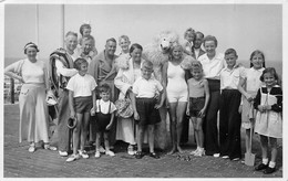 Carte Postale Photo Montreur OURS Blanc Déguisé Groupe Bords De Mer-Déguisement-Scène De Plage-Jeune Femme Maillot Bain - Photographie