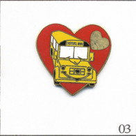 Pin's Transport - Bus / Car Scolaire Américain. Estampillé Accutrans. EGF. T901-03 - Transports