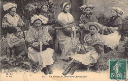 CPA Thèmes - Folklore - Un Groupe De Dentellières Auvergnates - M.B. Le Puy - Animée - Oblitérée 1910 - Chapeau - Personaggi