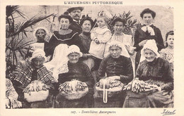 CPA Thèmes - Folklore - L'auvergne Pittoresque - Dentelières Auvergnates - Idsal - Animée - Coiffe - Personnages