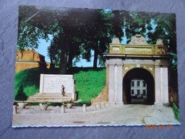 GENTSE POORT MET WAL EN REINAERT MONUMENT - Hulst