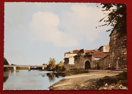 CPSM Grand Format -  Availles Limouzine (86. Vienne ) La Vieille Porte Et Le Pont Sur La Vienne - Availles Limouzine