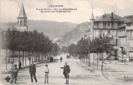 CPA - FRANCE - 63 - LA BOURBOULE - Boulevard De L'Hôtel De Ville - Animée - Chiens - La Bourboule