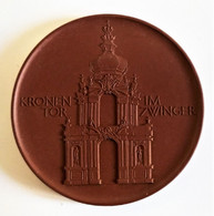 Médaille Porcelaine(porzellan) Meissen - Kronentor Im Zwinger Dresde.  65mm - Collections