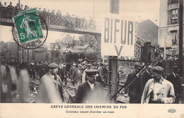 CPA Thèmes - Politique - Grève Générale Des Chemins De Fer - Grévistes Venant D'arrêter Un Train - Oblitérée Marne 1911 - Personajes