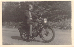 CPA Thèmes - Photographie - Une Femme Sur Une Moto à L'arrêt - Casque - Jupe - Fotografie