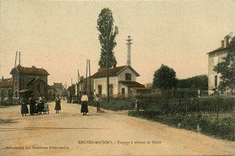 Neuves Maisons * Rue * Le Passage à Niveau Et La Halte * Gare Ligne Chemin De Fer - Neuves Maisons