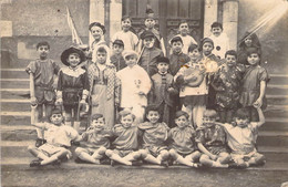 CPA Thèmes - Photographie - Groupe D'enfant En Costumes Et Avec Un Instrument De Musique - Fotografie