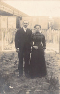 CPA Photographie - Portrait D'un Couple Dans Un Jardin Devant Un Train - M. Vandenbranden - Robe - Collier - Moustache - Fotografie