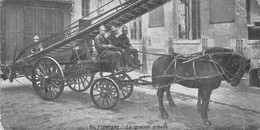 CPA Thèmes - Métiers - Pompiers - La Grande Echelle - Tractée - Cheval - Sapeurs Pompiers - Travailleurs - Firemen