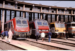 Photo Diapo Diapositive Slide Train Wagon Portes Ouvertes Dépôt De VSG Le 03/10/1998 Locomotives 36010 26048 VOIR ZOOM - Diapositives (slides)