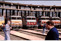 Photo Diapo Diapositive Slide Train Wagon Portes Ouvertes Dépôt De VSG Le 03/10/1998 5 Locomotives Dont 4 SNCF VOIR ZOOM - Diapositives (slides)