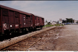 Photo Diapo Diapositive Train Locomotive Wagon Couvert SNCF (2) Vers Heurtoir GARE DE MONTEREAU Le 16/07/1997 VOIR ZOOM - Diapositives (slides)