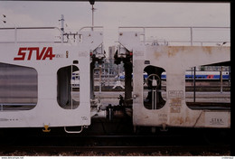 Photo Diapo Diapositive Slide Train Locomotive Attelage Wagon Porte Autos STVA Le 23/06/1999 VOIR ZOOM - Diapositives (slides)