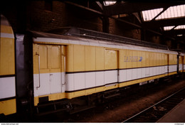 Photo Diapo Diapositive Slide Train Locomotive Ancien Wagon Postal La Poste Le 06/09/1999 VOIR ZOOM - Diapositives (slides)