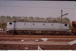 Photo Diapo Diapositive Train Wagon Locomotive Electrique SNCF CC 7105 Et Taquet Dérailleur Le 13/11/1999 VOIR ZOOM - Diapositives (slides)