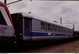 Photo Diapo Diapositive Train Wagon Voiture De Service SNCF Du Département Des Essais En Ligne Le 13/09/1996 VOIR ZOOM - Diapositives (slides)