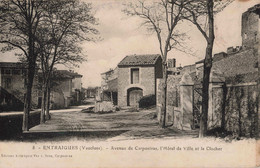 FRANCE - 84 VAUCLUSE - ENTRAIGUES - Avenue De Carpentras, L'Hôtel De Ville Et Le Clocher - Entraigue Sur Sorgue