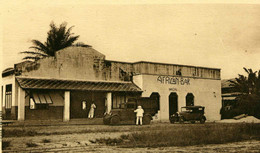 MOYEN CONGO - POINTE NOIRE - A.E.F. - L'Africain Bar, Animée, Automobiles - Pointe-Noire