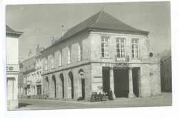 Philippeville Hôtel De Ville ( Bints ) Il Existe Une Vue Presque Similaire Sans Le Personnage Debout Près De La Colonne - Philippeville