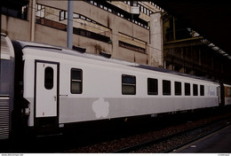 Photo Diapo Diapositive Slide Locomotive Wagon Voiture Du Train Expo AVENTIS Le 05/06/2000 VOIR ZOOM - Diapositives (slides)