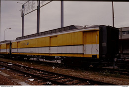 Photo Diapo Diapositive Slide Train Locomotive Ancien Wagon Postal La Poste Le 20/04/2000 VOIR ZOOM - Diapositives (slides)