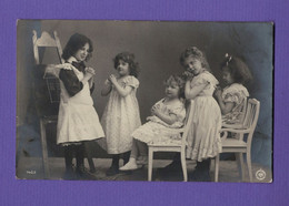 XA1260 JEUNE FILLE  FILLETTE , ENFANT, GIRL, FAMOUS GRETE REINWALD PRAYING IN THE CLASSROOM W/ CANDICE ASHTON - Portraits