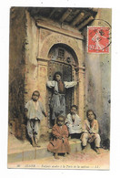 Algérie Alger  Enfants Arabes A La Porte De La Maison 1908 - Enfants