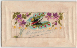 CPA Brodée - Fantaisie - Enveloppe Avec Un Papillon Multicolore Et Fleur - Broderie - - Bestickt